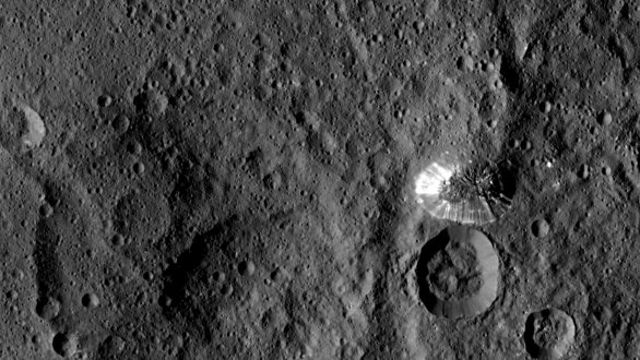 6 km vysoká hora na povrchu Ceres Autor: NASA/JPL-Caltech/UCLA/MPS/DLR/IDA