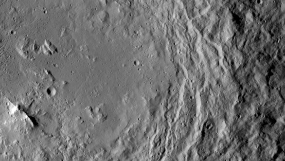 Kráter a jeho vnitřní pohoří Urvara na povrchu Ceres Autor: NASA/JPL-Caltech/UCLA/MPS/DLR/IDA