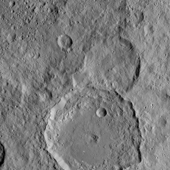 Kráter Gaue na Ceres má propadlý střed Autor: NASA/JPL-Caltech/UCLA/MPS/DLR/IDA