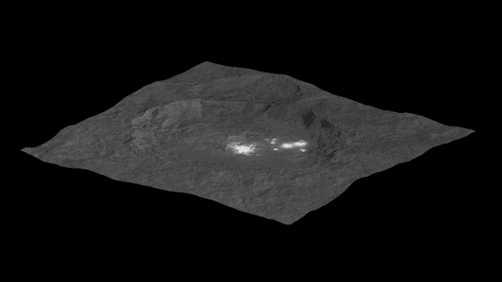 3D rotační záběr kráteru Occator, výšky jsou 2× zvětšeny Autor: NASA/JPL-Caltech/UCLA/MPS/DLR/IDA