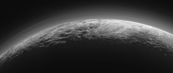 Pluto pohled na ubývající srpek a atmosféru Autor: NASA/JHUAPL/SWRI