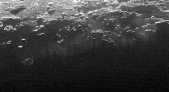 Krajina Pluta při západu Slunce Autor: NASA/JHUAPL/SWRI