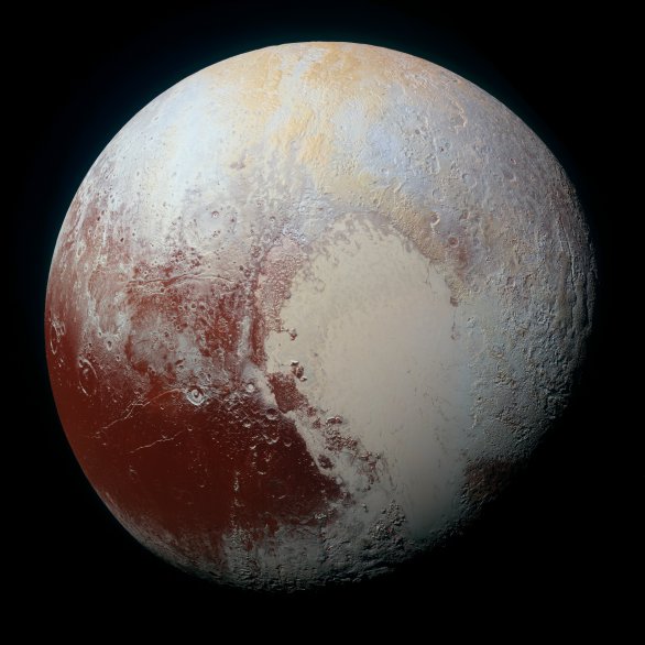 Pluto detailně ve zvýrazněných barvách. Kombinace snímků přes modrý, červený a infračervený filtr kamery RALPH/MVIC. Autor: NASA/JHUAPL/SWRI