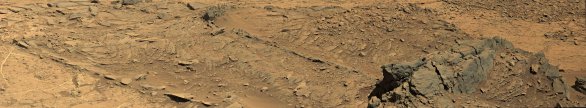 Sol 1153: odolný „East Glacier“ mezi pláty usazených hornin a žilami vlevo Autor: NASA/JPL-Caltech/MSSS