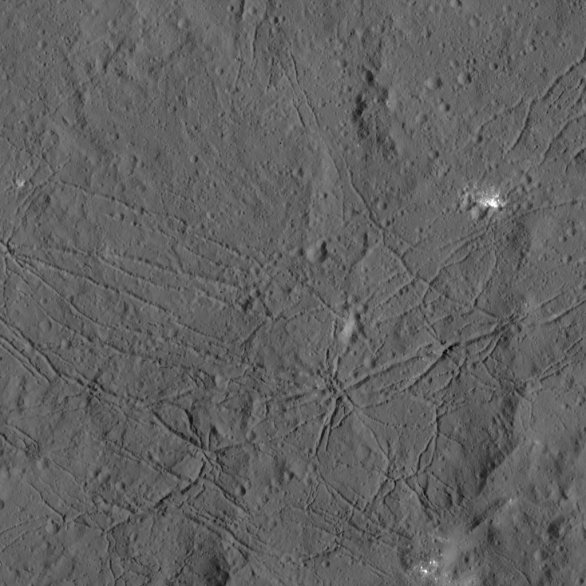 Dno kráteru Dantu na Ceres Autor: NASA/JPL-Caltech/UCLA/MPS/DLR/IDA