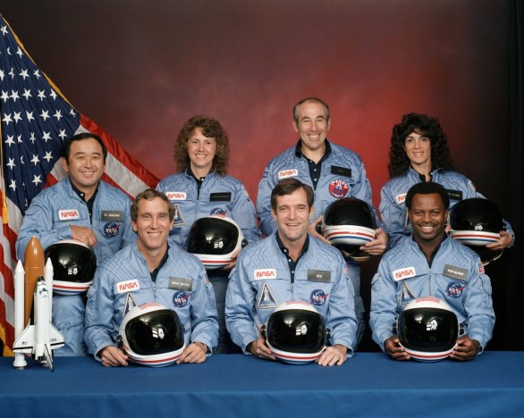 Posádka raketoplánu Challenger STS-51L. V přední řadě zleva: pilot Michael J. Smith, velitel Francis R. Scobee, Ronald E. McNair. V zadní řadě zleva: Ellison S. Onizuka, Sharon Christa C. McAuliffeová, Gregory B. Jarvis a Judith A. Resniková. Autor: NASA. Posádka raketoplánu Challenger STS-51L. V přední řadě zleva: pilot Michael J. Smith, velitel Francis R. Scobee, Ronald E. McNair. V zadní řadě zleva: Ellison S. Onizuka, Sharon Christa C. McAuliffeová, Gregory B. Jarvis a Judith A. Resniková. Autor: NASA.