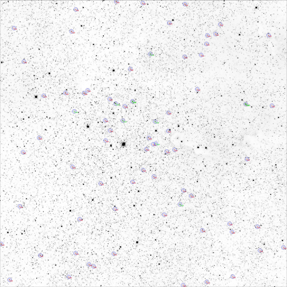 Jeden snímek pole IC1396 s vyznačenými proměnnými (VAR)  a srovnávacími (CMP) hvězdami. Autor: Pavel Cagaš