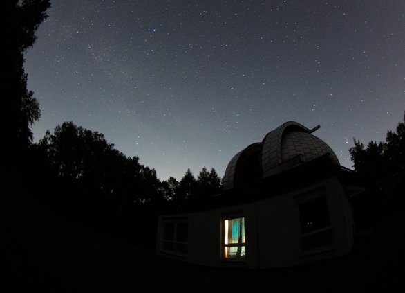 Noční obloha nad kopulí 65cm dalekohledu v Ondřejově Autor: Martin Mašek
