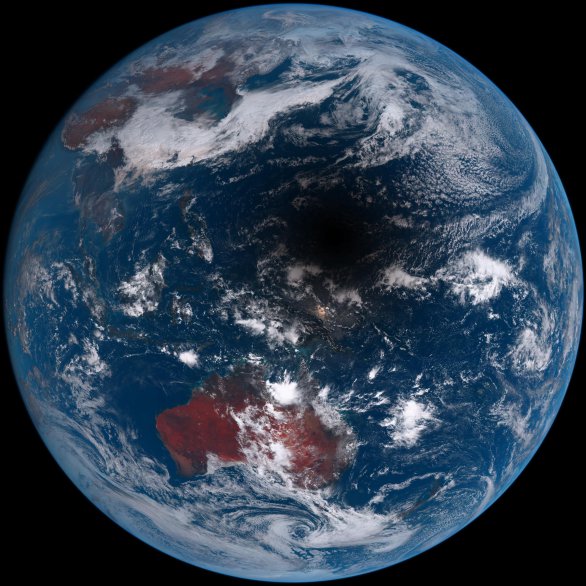 Stín (a polostín) Měsíce na povrchu Země východně od Indonésie (ostrovy jsou patrné vlevo dolů od stínu). Snímala družice Autor: Japonská meteorologická organizace