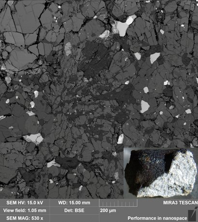 Vnitřní struktura zkoumaného meteoritu Stubenberg odpovídající složením meteoritům typu LL6. Bílá zrna odpovídají meteorickému železu, poněkud tmavší bílá zrna odpovídají sulfidům, světle šedé oblasti patří olivínům, o něco tmavší šedá zrna jsou pyroxeny a nejtmavší šedá zrna jsou živce. Autor: Jakub Haloda.