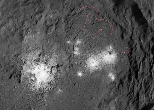 Na vnitřní straně valů kráteru Occator vidíme tzv. „flow fronts“ – okraj toku materiálu, který se v tomto případě roztekl z vyvýšeného centra kráteru směrem k jeho okrajům Autor: NASA/Dawn/Petr Scheirich