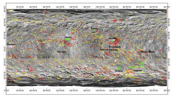 Mapa lineárních útvarů na povrchu Ceresu. Červeně vyznačené jsou brázdy, žlutě jsou řetízky jamek/kráterů, a zeleně jsou praskliny uvnitř kráterů Autor: J. E. C. Scully et al., LPSC2016