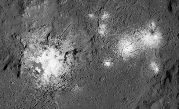 Detail světlých skvrn v kráteru Occator, pořízený sondou Dawn z nejnižší dráhy Autor: NASA/Dawn