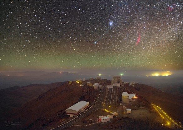 Díky svým jedinečným fotografiím se Petr stal prvním českým Foto ambasadorem pro ESO. Zde je zachycena kometa Lovejoy a meteor nad observatoří La Silla v Chile. Autor: Petr Horálek