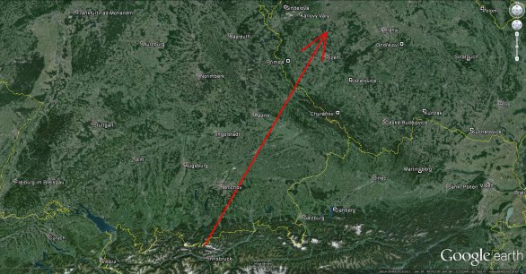 Průmět atmosférické dráhy bolidu EN300416 na zemský povrch (červená šipka). Stanice Evropské bolidové sítě jsou na obrázku označeny černobílými čtverečky. Délka vyfotografované atmosférické dráhy na tomto snímku byla 245 km a bolid ji uletěl za 17 sekund. Autor: Google/Pavel Spurný.