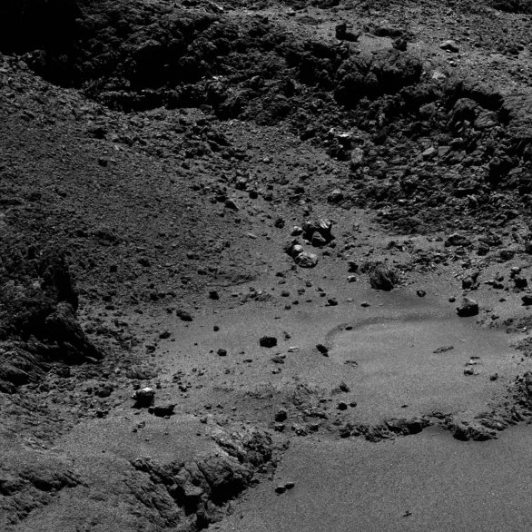 Detail jádra komety 67P v největším zvětšení 11. 5. 2016 Autor: ESA/Rosetta/MPS for OSIRIS Team MPS/UPD/LAM/IAA/SSO/INTA/UPM/DASP/IDA