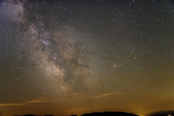 Mléčná dráha v Chorvatsku. Snímek 4 minutovou expozicí na 1600 ISO bez úprav (ohnisko 20 mm, clona 4). Mírně zvýšen kontrast. Špatná průzračnost, světelné znečištění však jen do 5° nad obzorem Autor: Martin Gembec