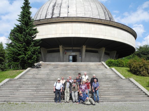 Před budovou Slezského planetária v Chorzowě. Autor: Jaromír Ciesla.