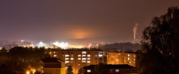 Skleník při pohledu z 30 km vzdáleného Liberce tvoří oranžovou záři za Jizerkami Autor: Dalibor Oršulík