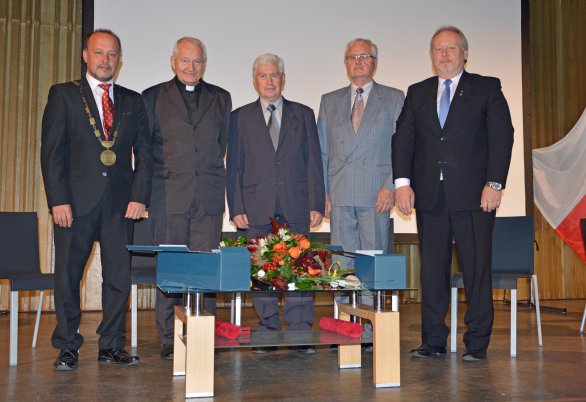 Na společné fotografii jsou zleva: starosta Radomil Kašpar, páter František Beneš, Jiří Grygar, Josef Čejka a místostarosta Michal Kortyš. Pánové Beneš a Čejka dostali ceny města Litomyšle. Autor: Archív města Litomyšl.