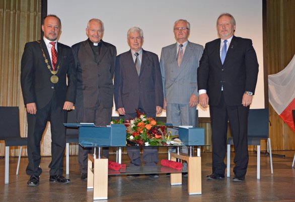 Na společné fotografii jsou zleva: starosta Radomil Kašpar, páter František Beneš, Jiří Grygar, Josef Čejka a místostarosta Michal Kortyš. Pánové Beneš a Čejka dostali ceny města Litomyšle. Autor: Archív města Litomyšl.