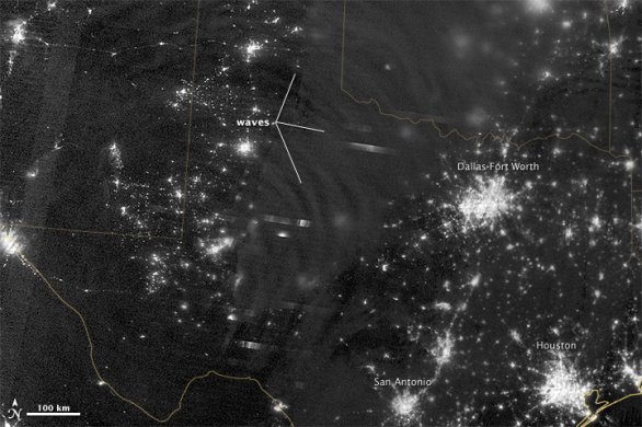 Hustotní vlny airglow zachycené kamerou družice Suomi-NPP. Autor: Družice Suomi NPP/DNB.