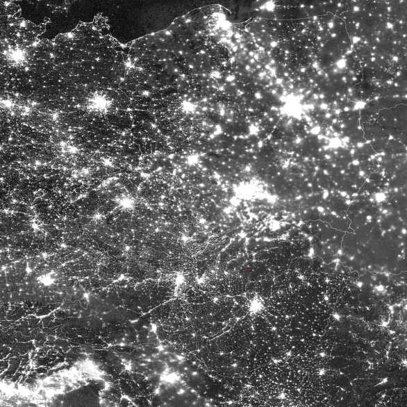 Ukázky snímků ze družice Suomi-NPP pro noc s airglow 2./3. prosince nad Slovenskem a Maďarskem - kanál Day/Night Band (DNB). Červenou tečkou je vyznačeno místo pozorování Romana Vaňúra. Autor: Družice Suomi NPP/DNB.