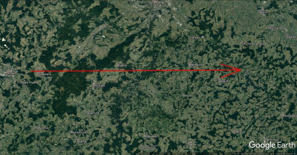 Průmět atmosférické dráhy bolidu EN071216 na zemský povrch (červená šipka). Skutečná délka vyfotografované atmosférické dráhy 125 km a bolid jí uletěl přibližně za 6,5 sekundy. Autor: Google/Pavel Spurný, Astronomický ústav AV ČR.