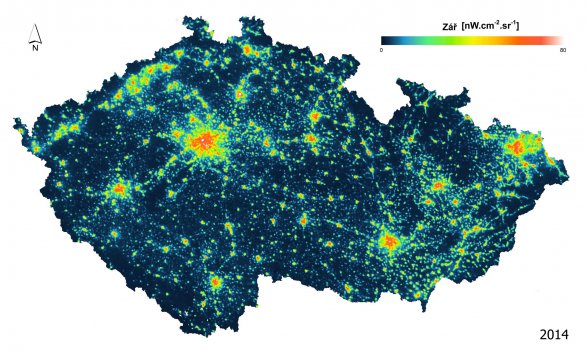 Noční snímek České republiky pořízený přístrojem VIIRS z družice Suomi NPP znázorňuje zenitovou zář, tj. světlo směřující přímo vzhůru (2014). Oblastí s tmavou oblohou v ČR rok od roku ubývá. Autor: Earth Observation Group / NOAA NGDC, úpravy Milada Moudrá.