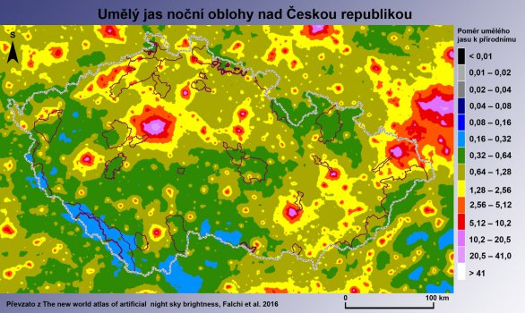 Mapa ČR z nového atlasu světelného znečištění s vyznačením chráněných území vč. CHKO Brdy. Hranice CHKO jsou vyznačeny tenkou čarou, hranice národních parků silnější čarou. Mapa ukazuje, jak se vlivem lidské činnosti (umělý jas) změnil původní přírodní jas noční oblohy nad ČR. Autor: Falchi et al. 2016.