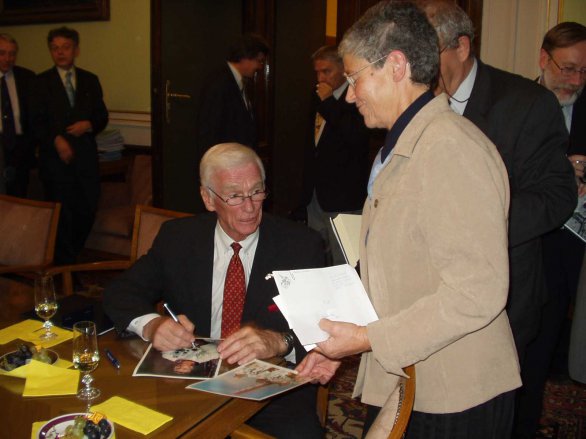 Eugene Cernan při autogramiádě v pracovně předsedkyně Akademie věd ČR prof. Heleny Illnerové po převzetí medaile Akademie věd (říjen 2004). Autor: Archiv Jiřího Grygara.