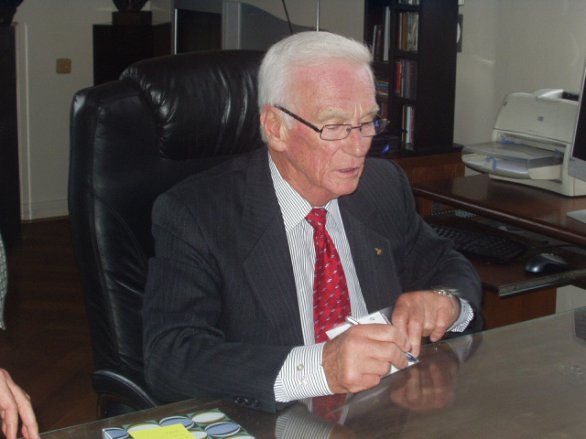 Eugene Cernan při autogramiádě v Národním muzeu v Praze, kde měl v říjnu 2004 tiskovou konferenci a setkání s mládeží. Autor: Archiv Jiřího Grygara.