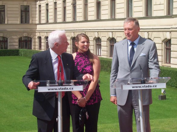 Eugene Cernan s vnučkou Ashley před budovou úřadu vlády ČR společně s premiérem Mirkem Topolánkem (červen, 2008). Autor: Archiv Jiřího Grygara.