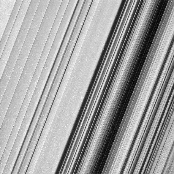 Podrobnější snímky prstence B umožňují prozkoumat jeho jemnou strukturu. Autor: Cassini/JPL/NASA.