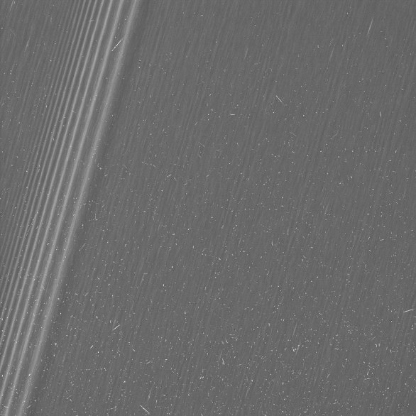 Nejen na snímku prstence A jsou vidět bílé tečky – jde o důsledek nabitých částic, které zasáhly snímací čip. Ovšem jemné hustotní vlny v prstenci jsou úchvatné. Autor: Cassini/JPL/NASA.