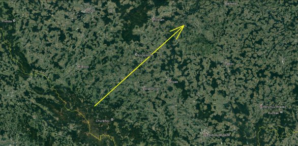 Průmět atmosférické dráhy bolidu EN270217 na zemský povrch (žlutá šipka). Skutečná délka vyfotografované atmosférické dráhy je 108 km a bolid jí uletěl přibližně za 4.1 s. Místa označená čtverečky označují polohu stanic bolidové sítě, které v této oblasti máme, tedy Kocelovice, Churáňov, Kunžak a Přimda. Díky jejich velmi vhodnému rozložení vůči dráze bolidu byly všechny parametry jeho průletu atmosférou určeny s velmi vysokou přesností. Autor: Google/Pavel Spurný, Astronomický ústav AV ČR.