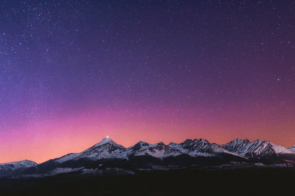 Na snímke z 20:31 SELČ (17 minút pred začiatkom astronomickej noci) vidno nad Tatrami ružovočervený oblúk. Trval necelých 5 minút. Na vrchole Kriváňa svieti čelná lampa vysokohorského turistu. Na ďalších záberoch možno sledovať nielen polárnu žiaru ale aj rezký zostup turistu po zelenej značke na Tri studničky (medzi Podbanským a Pribylinou). Autor: Marián Dujnič.