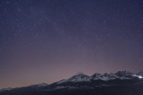 Obloha nad Kriváňom ve 22:29 SELČ bez polárnej žiary pôsobí trochu sterilne. Autor: Marián Dujnič.