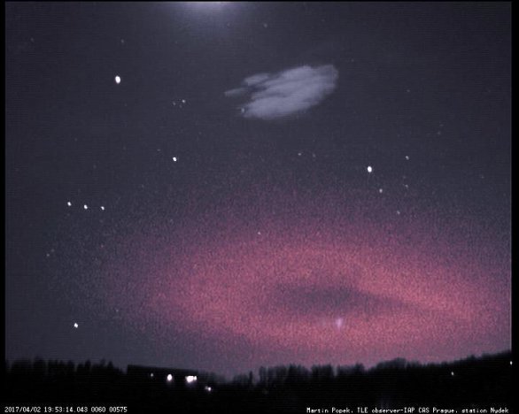 Blesk typu elf fotografovaný z Nýdku nad vzdálenou bouří na západě Autor: Martin Popek