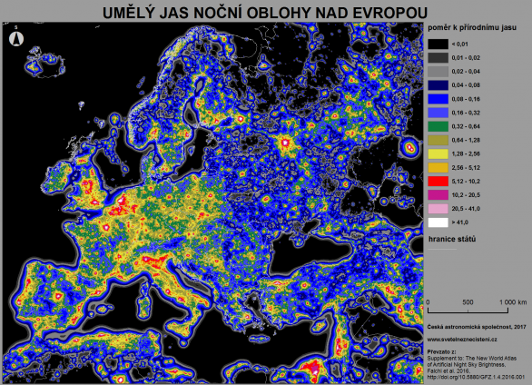 Mapa světelného znečištění nad Evropou, stupnice je vyjádřena jako poměr umělého jasu noční oblohy k přírodnímu jasu. V hustě osídlených oblastech již nenajdeme tmavou oblohu. Autor: Fabio Falchi, Martin Mašek