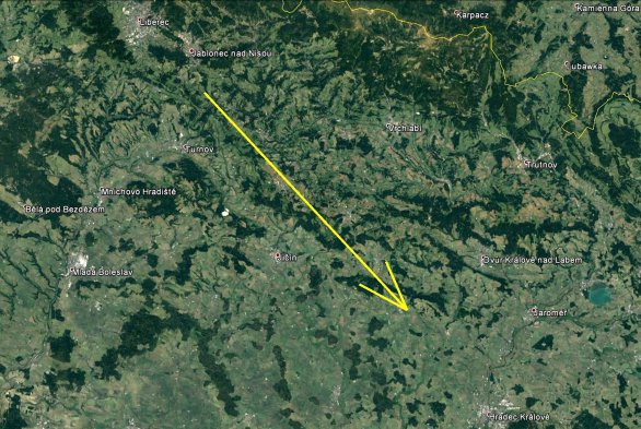 Průmět atmosférické dráhy bolidu Hradec Králové na zemský povrch (žlutá šipka). Skutečná délka vyfotografované atmosférické dráhy je 69 km a bolid jí uletěl přibližně za 5,8 s. Pádová oblast meteoritů leží přibližně ve směru letu bolidu a na poloviční vzdálenosti mezi koncem bolidu a Hradcem Králové. Autor: Google/Pavel Spurný, Astronomický ústav AV ČR.