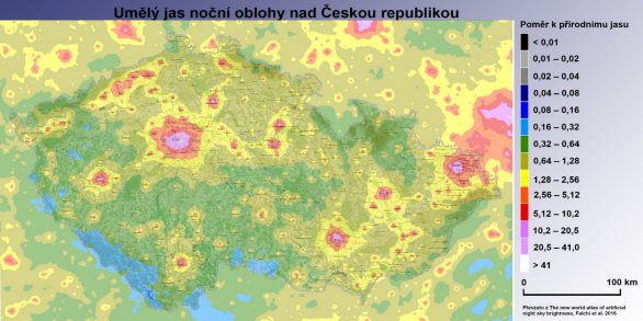 Umělý jas noční oblohy s mapou ČR