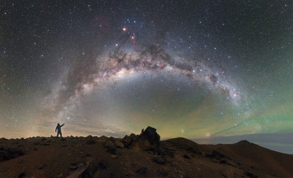 Mléčná dráha se táhne chilským nebem a spojuje pozorovatele vlevo se vzdálenými kopci Cerro Paranal, sídlem dalekohledu VLT (Very Large Telescope) a infračerveného dalekohledu VISTA (vpravo). Autor: ESO / P. Horálek.