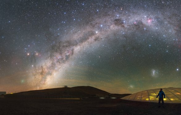 Slabě prosvětlená kupole hotelu Residencia na observatoři Paranal v Chile v ESO nevytváří žádné světelné znečištění, které by bránilo práci dalekohledů. Nad kupolí se snáší magický oblouk Mléčné dráhy proti přírodně tmavé obloze. Vlevo, v blízkosti horizontu, je kometa 252P / LINEAR, která ve dnech 22. až 23. března 2016 učinila pátý nejbližší kometární průlet k Zemi za celou známou historii lidstva. Autor: ESO / P. Horálek.