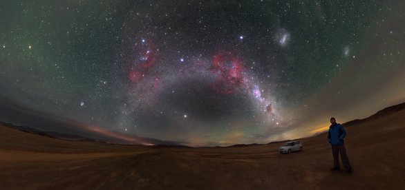 Tento hluboký pohled do nočního nebe nad chilskou pouští Atacama ukazuje celou řadu přírodních divů, např. Barnardovu smyčku – růžový půlkruh viditelný nad obloukem Mléčné dráhy – a Malé i Velké Magellanovo mračno, dva svítící obláčky v pravém horním rohu. Autor: ESO / P. Horálek.