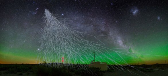 Umělcovo zpracování obrazu spršky kosmického záření dopadající do Čerenkovova detektoru na Observatoři Pierra Augera. Autor: A. Chantelauze, S. Staffi, L. Bret