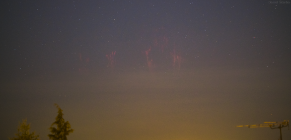 Skupina rudých skřítků nad Corvatským Záhřebem, fotografováno z Opavy, vzdálenost 450 km.
Sony A7S + Samyang 135mm f/1.4 (f/2), ISO 2000, čas 3,2 s Autor: Daniel Ščerba