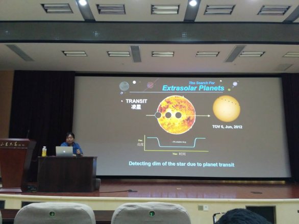 Přednáška v podání hlavního organizátora Chen Cao o exoplanetách, které se pak objevily v praktickém kole Autor: Ota Kéhar