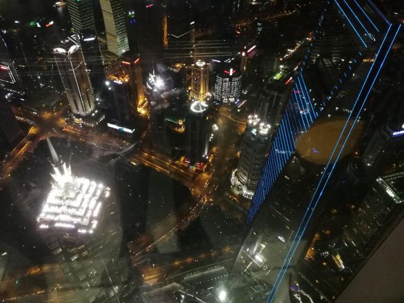 Pohled ze Shanghai Tower na okolní mrakodrapy, vlevo Ťin Mao, vpravo Shanghai World Financial Center Autor: Ota Kéhar