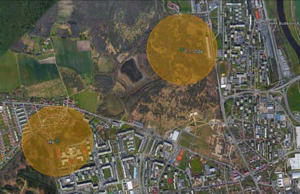 Schematické znázornění pádových oblastí pro dva největší meteority. Pravděpodobnost nálezu klesá směrem od středu vyznačených oblastí. Předpokládané hmotnosti pro danou oblast jsou na obrázku taktéž uvedeny. Autor: Google/AsÚ AV ČR.